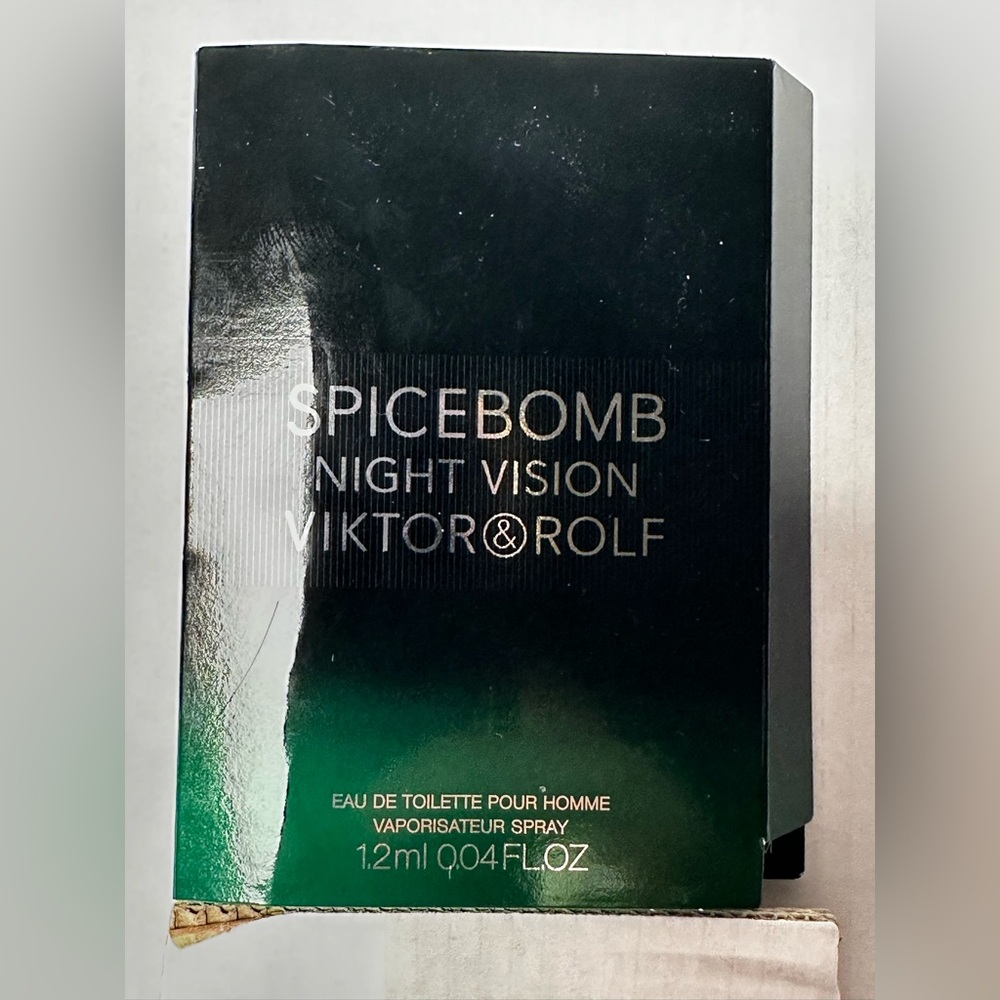 🎁 One - 1.2 mL Sample of Viktor & Rolf Spicebomb Night Vision EDT